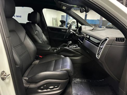 Used 2022 Porsche Cayenne w/ Premium Package AWD/4WD image 25
