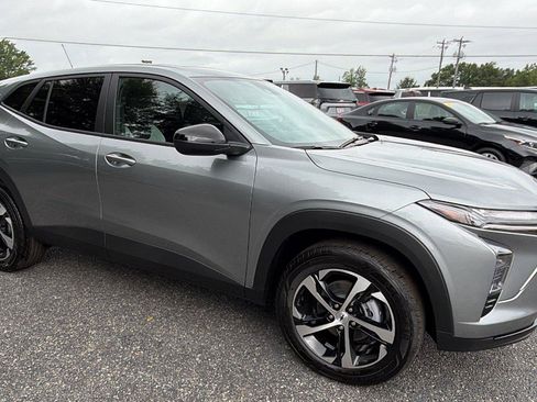 New 2026 Chevrolet Trax RS w/ Sunroof Package FWD image 7