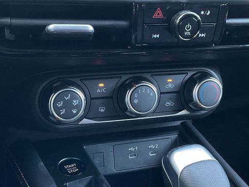 Used 2025 Nissan Kicks SV image 32