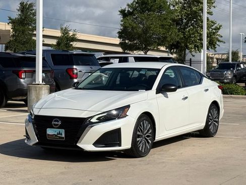 Used 2024 Nissan Altima 2.5 SV FWD image 8