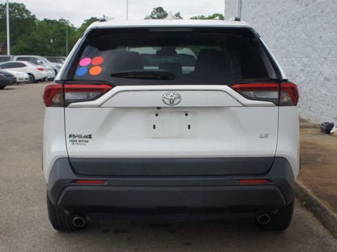Used 2020 Toyota RAV4 LE FWD image 3