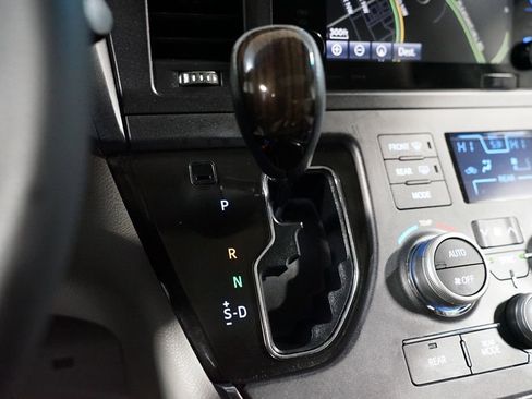 Used 2017 Toyota Sienna XLE image 21