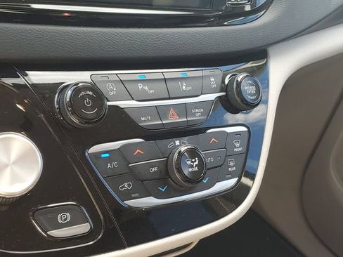 Used 2023 Chrysler Pacifica Touring-L FWD image 18