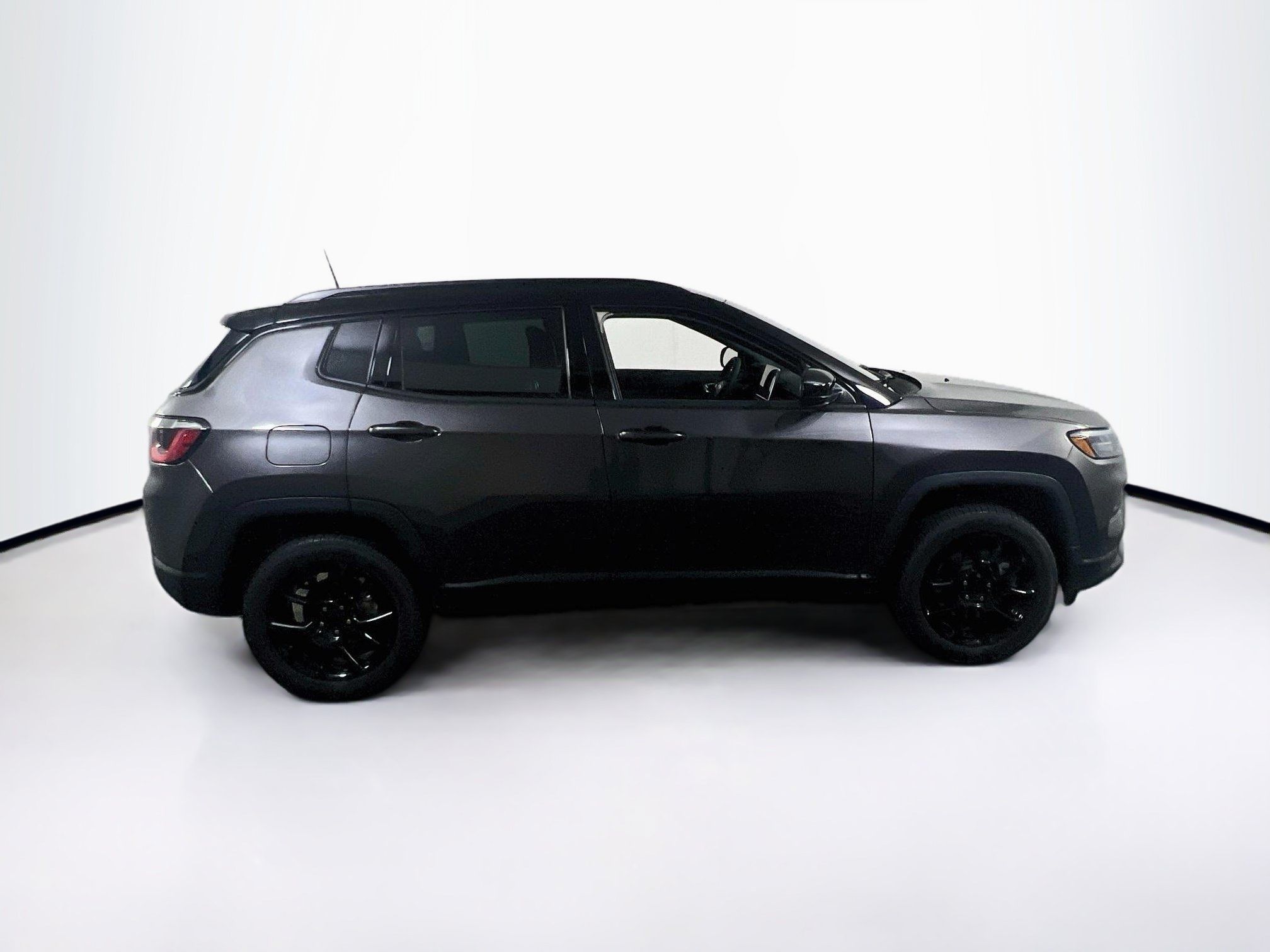 Used 2023 Jeep Compass Latitude w/ Sun and Sound Group AWD/4WD image 4
