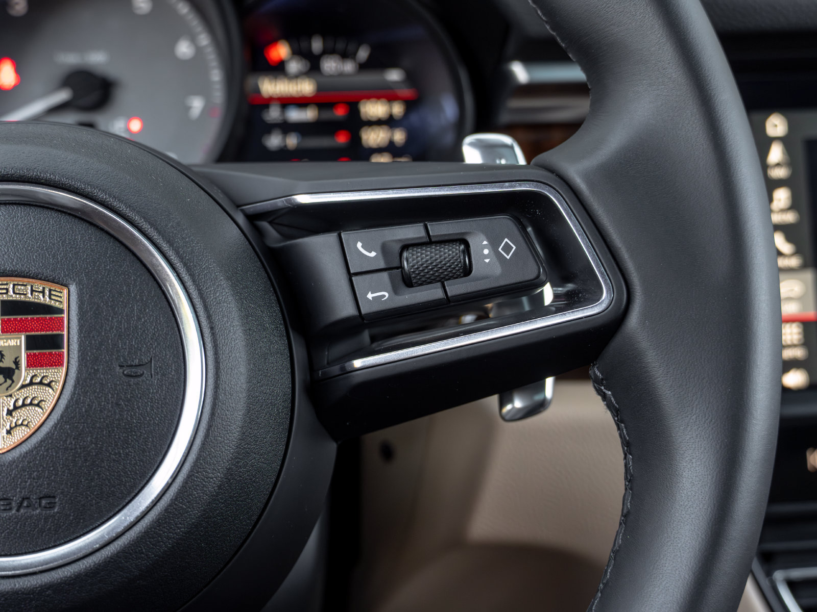 Certified 2023 Porsche Macan S AWD/4WD image 31