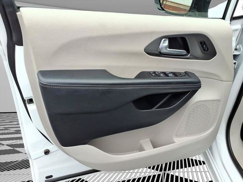 Used 2024 Chrysler Pacifica Touring-L FWD image 17