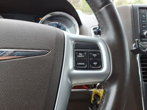 Used 2014 Chrysler Town & Country Touring FWD image 21