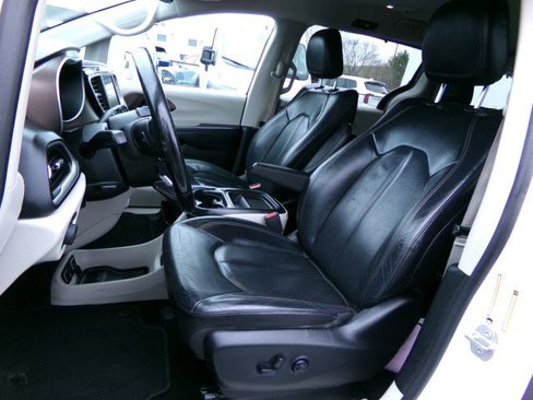 Used 2019 Chrysler Pacifica Touring-L image 13