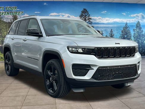 New 2025 Jeep Grand Cherokee Altitude image 3