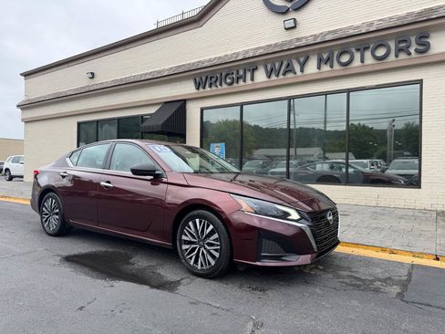Used 2024 Nissan Altima 2.5 SV FWD image 1