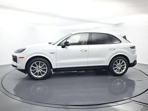 Certified 2024 Porsche Cayenne AWD/4WD image 2
