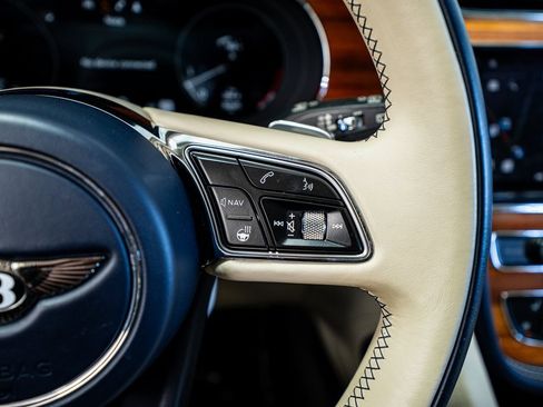 Used 2021 Bentley Bentayga image 44