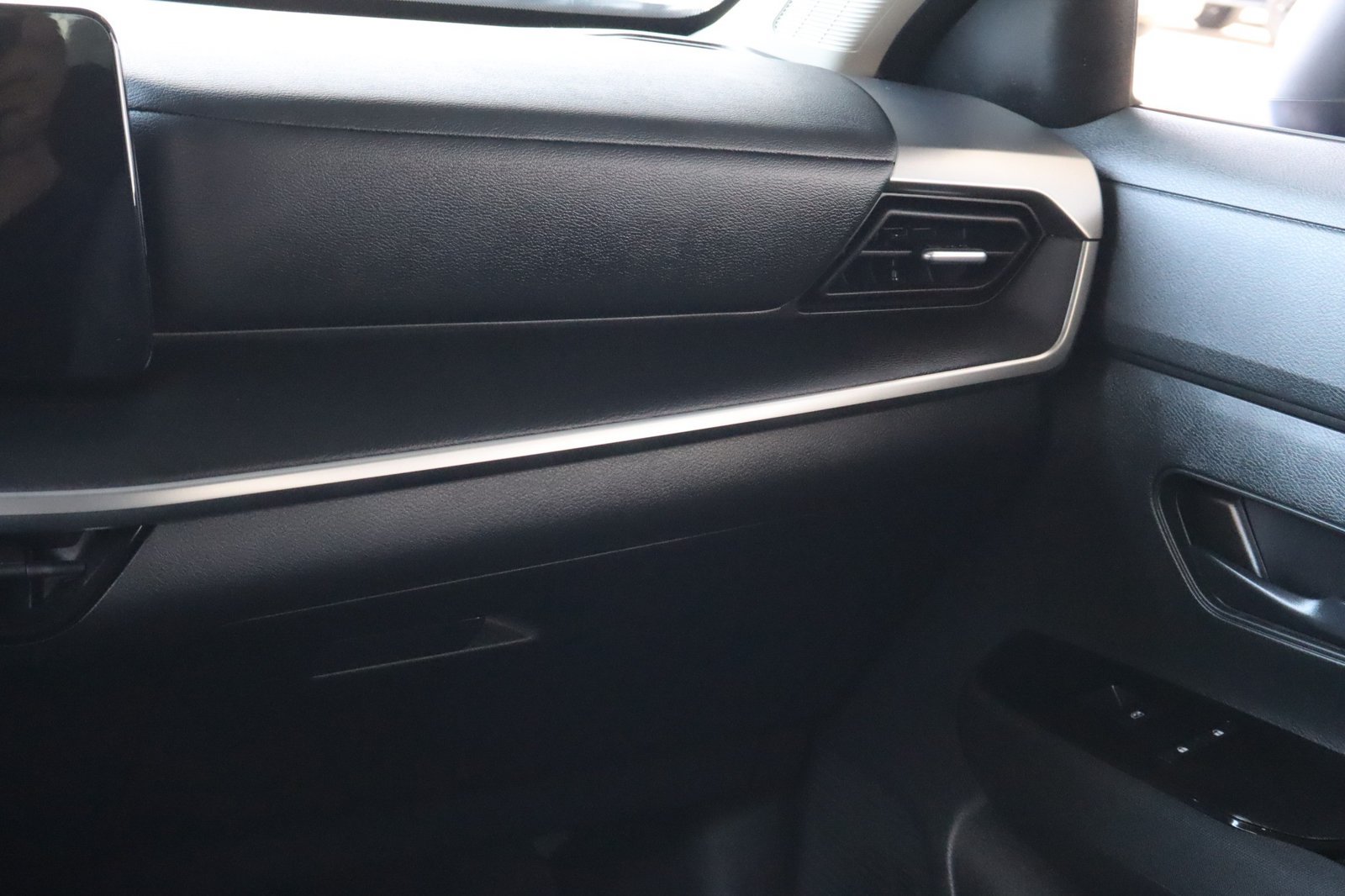 Used 2025 Nissan Kicks S FWD image 31