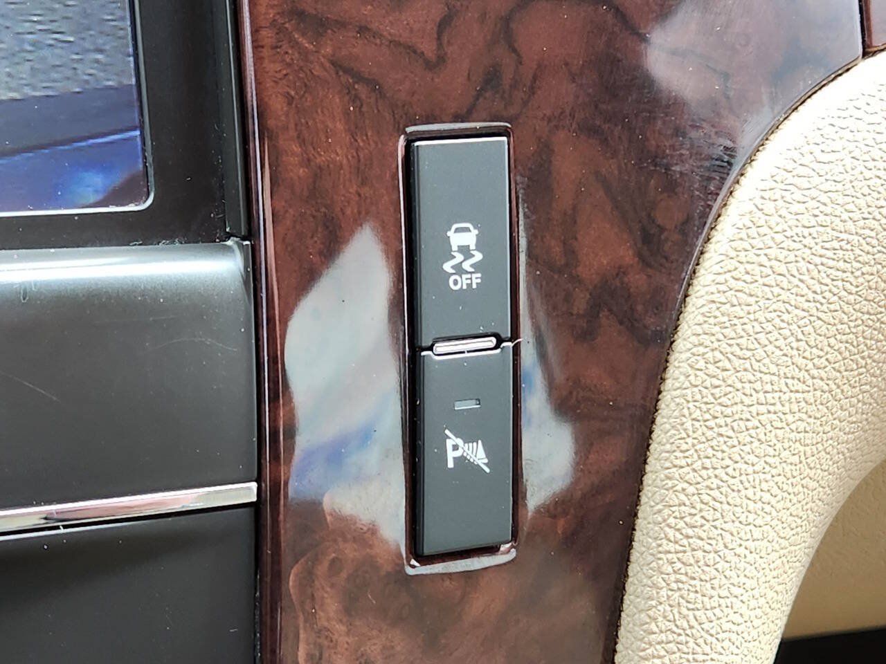 Used 2013 Cadillac Escalade Premium AWD/4WD image 23