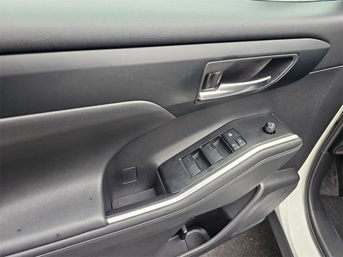 Used 2021 Toyota Highlander XLE image 20