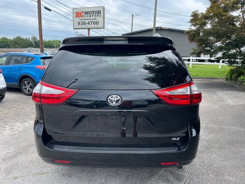 Used 2017 Toyota Sienna XLE Premium w/ Protection Package FWD image 3