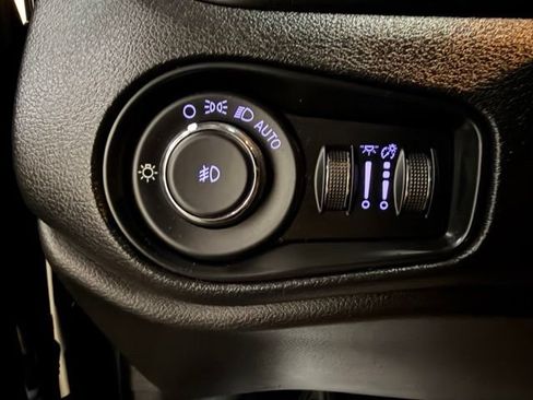 Used 2019 Jeep Renegade Latitude FWD image 35