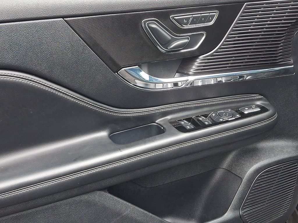 Used 2022 Lincoln Corsair AWD w/ Premium Package image 13