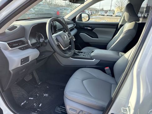 Used 2022 Toyota Highlander XLE image 13