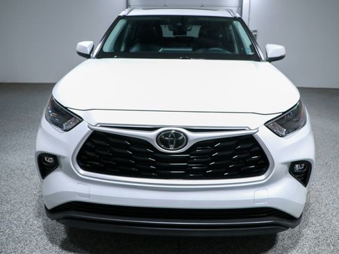 Used 2022 Toyota Highlander XLE FWD image 4