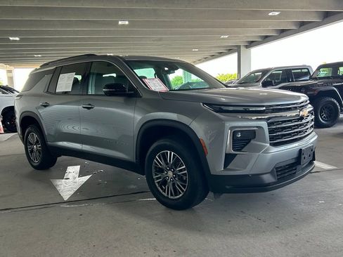 Used 2024 Chevrolet Traverse LT AWD/4WD image 3