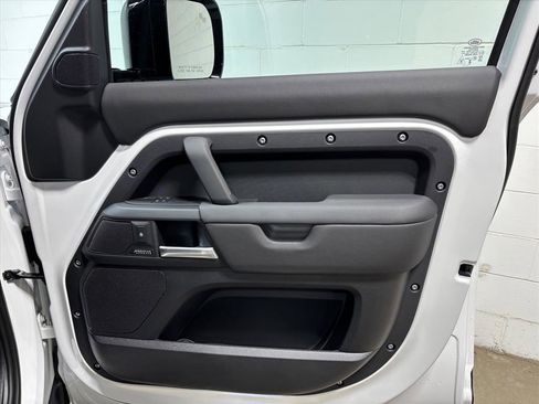 Used 2026 Land Rover Defender 110 X-Dynamic SE image 33