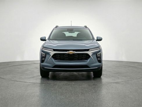 Used 2025 Chevrolet Trax LT w/ LT Convenience Package FWD image 2
