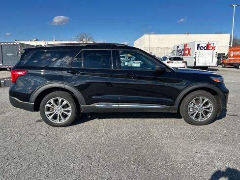 Used 2022 Ford Explorer XLT w/ Equipment Group 202A image 7
