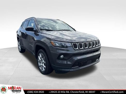 Used 2024 Jeep Compass Latitude image 7