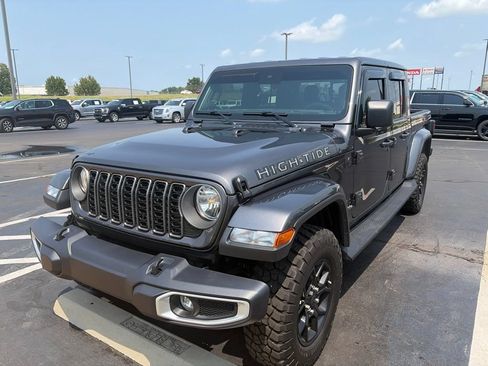 Used 2025 Jeep Gladiator Sport AWD/4WD image 2