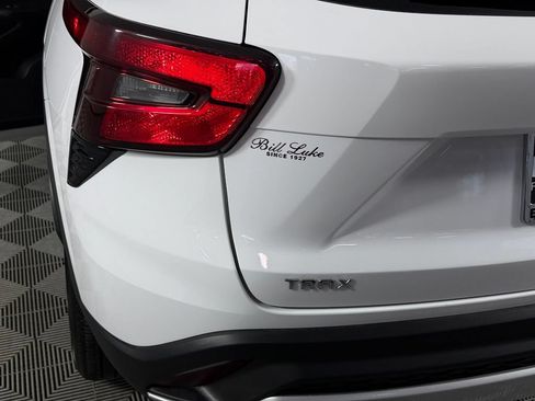 Used 2025 Chevrolet Trax LT FWD image 13