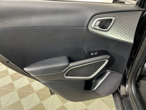 Used 2023 Kia Soul LX w/ LX Technology Package FWD image 16