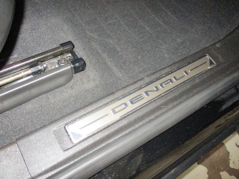 Certified 2023 GMC Acadia Denali w/ Denali Ultimate Package image 19