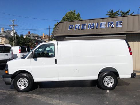 Used 2025 Chevrolet Express 2500 w/ Driver Convenience Package RWD image 3