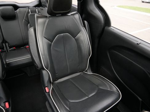 Used 2020 Chrysler Pacifica Limited w/ Advanced Safetytec Group FWD image 14