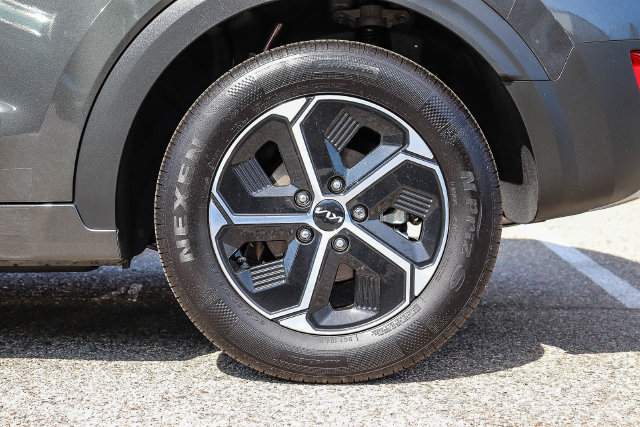 Certified 2025 Kia Niro EX FWD image 11