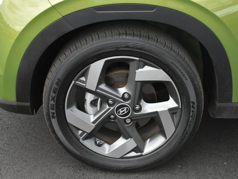 Used 2024 Hyundai Venue SEL image 11