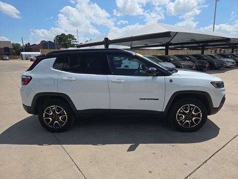 Used 2025 Jeep Compass Trailhawk AWD/4WD image 6