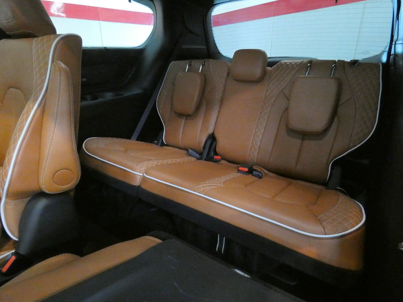 Used 2025 Chrysler Pacifica Pinnacle FWD image 32