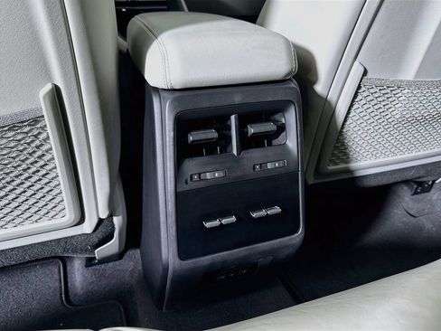 Certified 2025 Porsche Macan 4S Electric AWD/4WD image 20