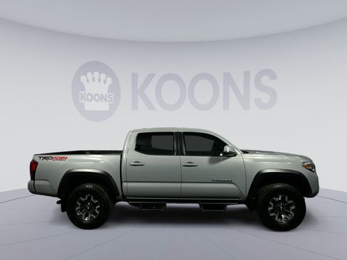 Used 2018 Toyota Tacoma SR image 8