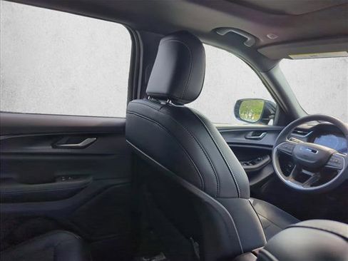 Used 2025 Jeep Grand Cherokee Altitude image 19