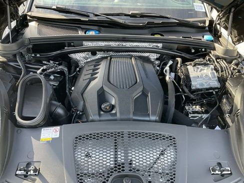 Used 2023 Porsche Macan Turbo image 12