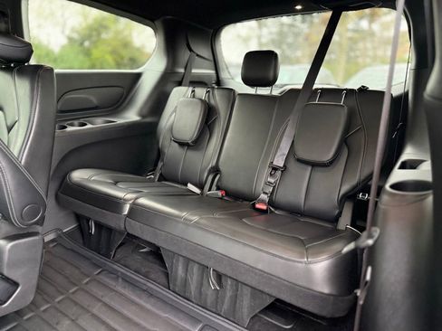 Used 2025 Chrysler Pacifica Select AWD/4WD image 16