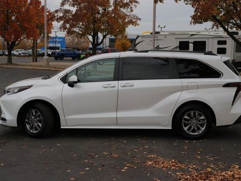 Used 2024 Toyota Sienna XLE image 3
