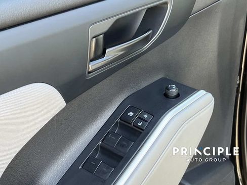 Used 2023 Toyota Highlander LE FWD image 13