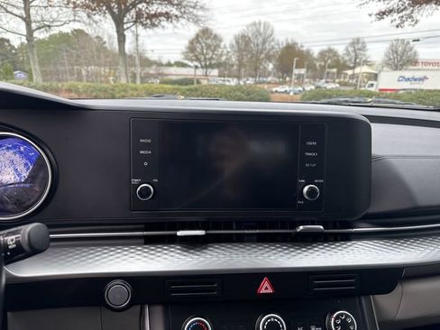 Used 2024 Kia Carnival LX image 21