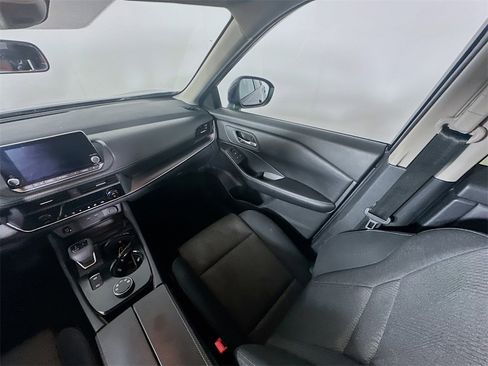 Used 2024 Nissan Rogue SV image 11