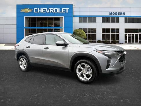 Used 2025 Chevrolet Trax LS w/ LS Convenience Package FWD image 6