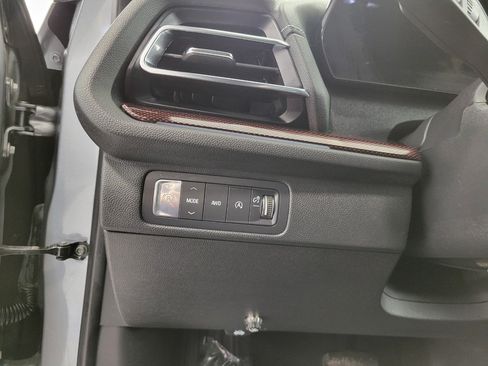 Used 2025 Chevrolet Traverse Z71 AWD/4WD image 39